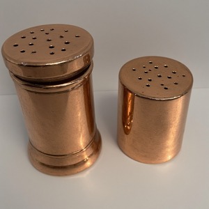 Moulin à sel et à poivre en laiton fabriqué à la main avec patine antique noircie Artisan fait à la main conçu pour les repas décoratifs - Product Image 2