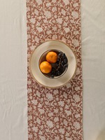 Chemin de table double couche en toile slub premium imprimée au bloc, motif floral, avec pompons, style damassé tissé, blanc floral pour salle à manger