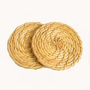 Ensemble de sous-verres en rotin de qualité supérieure offrant un fini naturel qui correspond à une variété de paramètres de table et de thèmes de salle à manger - Product Image 2