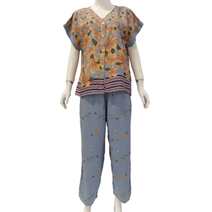 Conjunto de Pijama Elegante de Rayón para Mujer, Pantalón Largo y Camiseta de Manga Corta con Cuello en V, Cintura Elástica Completa con Cierre de Botones - Product Image 2