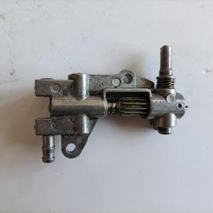 مضخة زيت معدنية للمنشار الآلي التي يعمل بالبنزين من UM، متوافقة مع موديلات 4500/5200/5800/45CC/52CC - Product Image 1