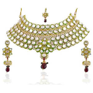 Ensemble de bijoux fins Vivaah Kundan plaqué or vert en alliage de zinc, comprenant un collier et un maang tikka - Product Image 1
