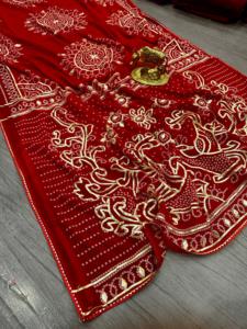 Presentamos el Sari de Georgette CxC Puro con un Lujoso Estampado Bandhani y un Moderno Trabajo Pesado de Estilo Bengalí - Product Image 2