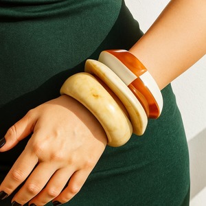 Bracelets en résine de créateur très demandés, bijoux fantaisie avec finition brillante et style moderne, disponibles au prix d'exportation - Product Image 1