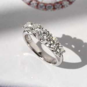 Bague en diamant Moissanite élégante et moderne à cinq pierres taille brillante en argent sterling 925 bagues d'anniversaire d'éternité à la mode - Product Image 2