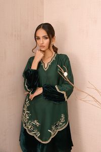 TRABAJO DE BORDADO INDIO/PAKISTANI DE MODA EN TERCIOPELO Y TELA DE SEDA KURTA Y VESTIDO DE PANTALÓN PARA FIESTA-vestido para fiesta/boda = 2023 - Product Image 2