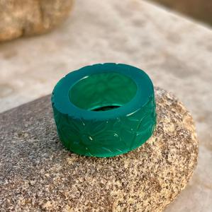 Piedra preciosa de ónix verde natural, hermosa banda tallada a mano, anillo de declaración, anillo tallado único, joyería de ónix verde - Product Image 2
