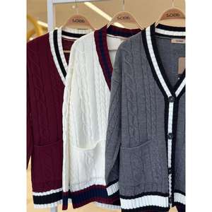 Cárdigan de Punto Trenzado Otoñal con Patrón de Trenzas 5183 - Product Image 1