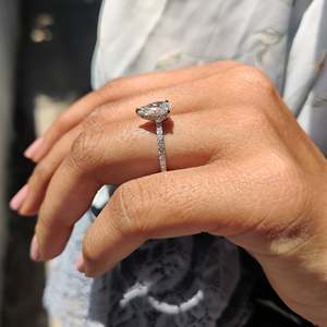 Exquisito Anillo de Compromiso con Diamante Corte Pera y Diseño de Halo Oculto - Product Image 3