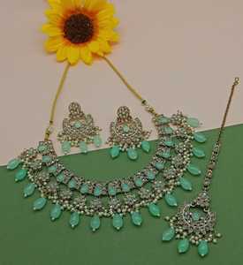 Nouveau design plaqué or traditionnel goutte perle & Kundan clouté boucle d'oreille Mangtika collier ras du cou ensemble et ensemble de bijoux pour femme - Product Image 2