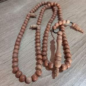 Tasbih Islámico Tradicional de Madera con Noventa y Nueve Cuentas Pulimentadas, Apto para Salat, Dhikr y Adoración - Product Image 1