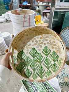 Bandeja de Ratán con Incrustaciones de Nácar, Tejida a Mano con Detalles de Concha para Servir en Mesa, Vietnam, por 99 Gold Data - Sra. Violet - Product Image 3