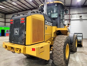 La chargeuse sur pneus JD 544K est livrée avec un seau PSM de 4.5 verges prêt à fonctionner - Product Image 6