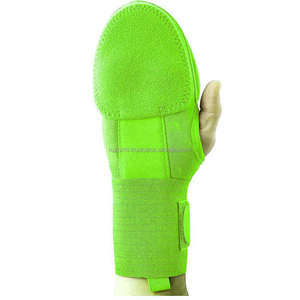 Gant de protection rembourré pour le baseball avec sangle de poignet réglable et conception d'absorption des chocs - Product Image 1