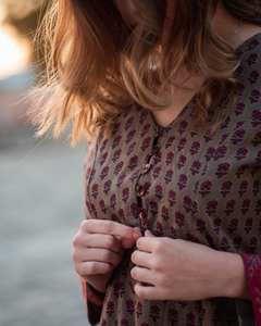 Robe Reena imprimée à la main, style bohème, longueur mollet, motif floral, gris brunâtre, maron, faite à la main - Product Image 5