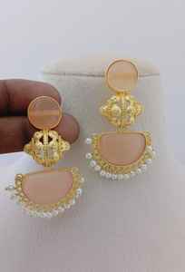 Crescent Temple Ornamentación única Acabado de piedra semicircular Diseño personalizable Juego de pendientes de gota de moda Latón hecho a granel - Product Image 4