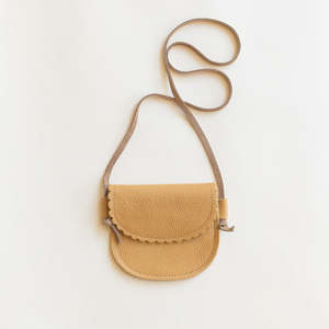 Bolso de Cuero con Borde Festoneado Color Latte para Niñas Pequeñas, Accesorios Infantiles - Product Image 1