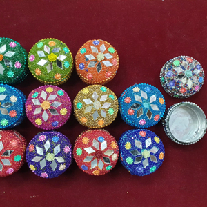 Joyero indio hecho a mano con cuentas, caja de baratija decorativa, caja de almacenamiento de trabajo de espejo colorido para regalo decoración del hogar, 1 paquete = 12 piezas - Product Image 1