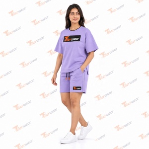 ชุดเสื้อยืดและกางเกงขาสั้นสีม่วง 2 ชิ้นสำหรับผู้หญิง สไตล์ไฮสตรีท ผ้าเทอร์รี่คอตตอน 100% เป็นมิตรกับสิ่งแวดล้อม เหมาะสำหรับใส่ลำลองในฤดูร้อน - Product Image 2