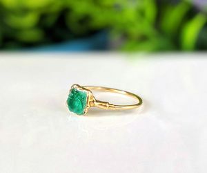 Esmeralda en bruto chapada en oro, joyas minimalistas de piedras preciosas galvanizadas, Esmeralda en bruto natural - Product Image 5