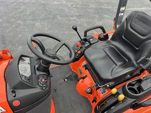 Tracteur Kubota BX1880 livré avec chargeur et tondeuse à gazon - Product Image 5