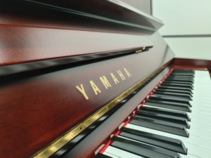 Piano Vertical Yamaha W106 de Lujo, Diseño Clásico Japonés, Color Caoba, Piano de Segunda Mano, Acción Suave y Estética Clásica - Product Image 6