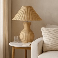 Lampe de table en rotin naturel tressé, abat-jour large et base ronde, éclairage artisanal pour projets d'aménagement intérieur en gros - Meilleure vente