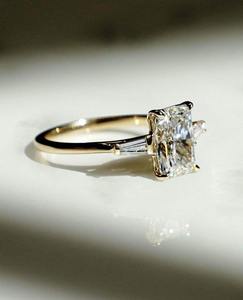 แหวนเพชรทรงเรเดียนท์คัท เพชรเลี้ยงในห้องปฏิบัติการ น้ำหนักรวม 2.20 กะรัต แหวนหมั้นเพชร CVD สามเม็ด ความใส VS1 ทองคำขาว 14K เพชรเรเดียนท์เลี้ยงในห้องปฏิบัติการ - Product Image 4