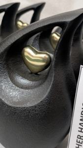 โกศบรรจุอัฐิรูปหยดน้ำสีดำ ลายสลัก รูปหัวใจ ดีไซน์หยดน้ำ ขนาดสั่งทำ โกศศพ ขายส่ง - Product Image 3