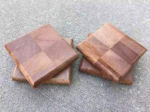 Ensemble de sous-verres en bois de noyer pour boissons faites à la main avec du noyer foncé et du mastic en bois naturel pour un nettoyage facile de résistance à l'eau - Product Image 2