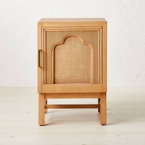 Table de chevet en bois de teck tropical artisanal, panneau en rotin naturel, design élégant en forme d'arche cannelée, hôpital, école - Product Image 1