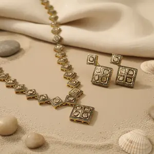 Ensemble collier et boucles d'oreilles carrées en or fin plaqué diamant pour femmes - Product Image 2