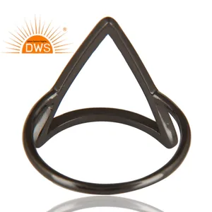 Penjualan Terbaik cincin kustom berlapis Rhodium Hitam perak murni cincin dapat ditumpuk segitiga produsen perhiasan