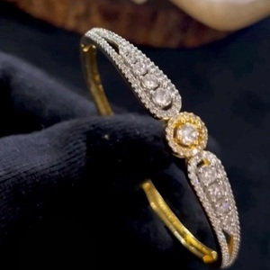 สร้อยข้อมือเซอร์คอนเพอร์เซอร์เซอร์โคเนียขัดเงาสีทองที่งดงามสำหรับสวมใส่ในฟังก์ชั่นแบบดั้งเดิมที่ทันสมัย - Product Image 1