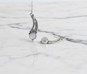 Boucles d'oreilles clous en argent sterling plaqué or, style Bali, avec pierre de lune céleste en forme de croissant, motif de granulation complexe, pour soirée, design charmant - Product Image 3