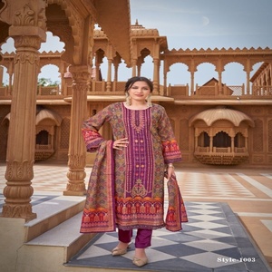 ชุดเทศกาลผ้ามัสลินเนื้อนุ่มพิมพ์ลายดิจิทัลประดับกระจก พร้อมกางเกงและผ้าคลุมไหล่ สำหรับขาย ผู้จัดจำหน่ายจากอินเดีย แฟชั่นสำหรับผู้หญิง - Product Image 1