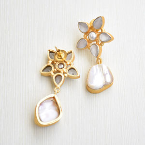 Pendientes de Racimo de Latón Premium, Chapados en Oro, con Perlas, Hechos a Mano, Textura de Latón Mate Semipreciosa, Sin Níquel, Duraderos y de Primera Calidad - Product Image 6