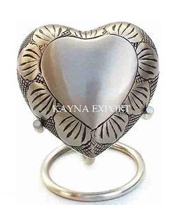 Urne artisanale en forme de cœur en métal nickelé avec finition émaillée pour les restes de bébé - Product Image 5