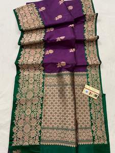 Saris en soie de brocart sur mesure avec des motifs de bordure complexes fabriqués à partir d'idée de soie pure pour la revente par des créateurs de mode - Product Image 3