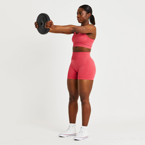 Matériau léger et durable avec taille haute sécurisée offrant flexibilité et confort pour les shorts de yoga de performance sportive - Product Image 3
