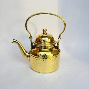 Elegante tetera de metal pulido con mango intrincado, adecuada para ocasiones festivas y uso de Decoración de mesa - Product Image 1