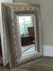 Espejo Vintage con Filigrana Ornamentada, Estilo Marroquí, Marco de Metal Plateado - Product Image 3