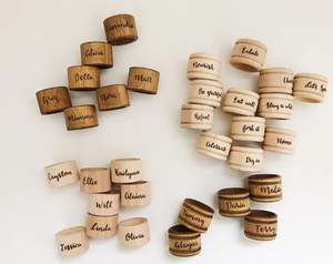 Anneaux de serviette en bois durables et écologiques faits à la main, design contemporain en stock, personnalisables pour une décoration de table élégante - Product Image 1