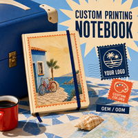 Carnet LABON personnalisé style méditerranéen, couverture rigide crème, bordure estampillée, vélo rouge vintage, scène côtière, feuille d'or, soleil, ruban bleu marine
