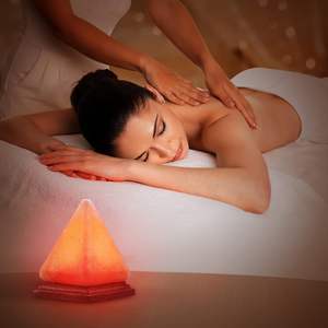 Lampe au sel de l'Himalaya USB Crystal Rock Pyramid Style Véritable Base en bois carrée sculptée à la main Véritable Style d'amour - Product Image 3