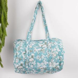 Sac de voyage en coton matelassé fait main, sac de sport de luxe, grande capacité, durable, écologique, avec imprimé floral - Product Image 1