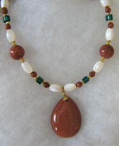 Collier vintage fait main en résine perlée avec pendentif en pierre d'or rouge, accents blancs et verts, bijoux tendance pour femmes - Product Image 1