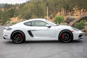 2022 718 Cayman GTS 4.0 Inspeccionado, ~12,500 Millas, Transmisión Manual de 6 Velocidades, Motor Flat-6 de 394 hp, Interior Rojo Burdeos - Product Image 3