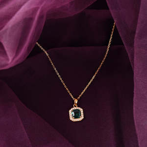 Collar con Colgante de Plata con Corte Esmeralda Geométrico y Baño de Rodio - Product Image 2