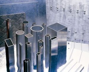 Perfiles de aleación de aluminio personalizados de alta precisión para puertas y ventanas Fabricación OEM con servicios de procesamiento de corte y soldadura - Product Image 1